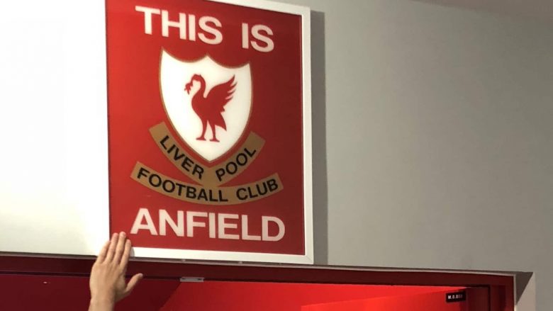 Historia e pabesueshme e tabelës ‘This is Anfield’: Si një punëtor i stadiumit krijoi simbolin e Liverpoolit