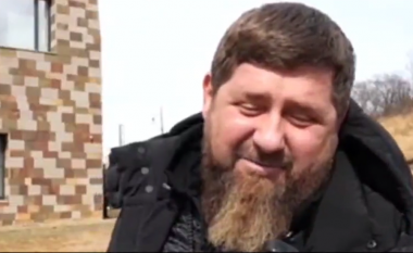 Kadyrov flet për pretendimet e gjendjes së tij shëndetësore, pajisja që mban në duar thotë se është numërues për lutje