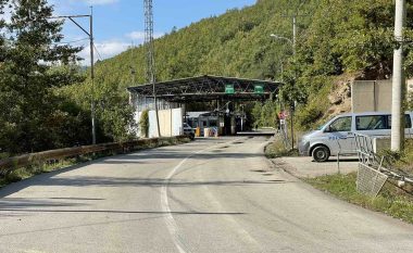 Vendosen pengesa me gozhda dhe drunj në afërsi të pikës kufitare në Bërnjak