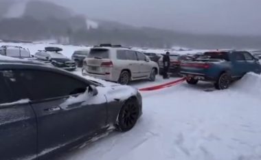 Pamjet tregojnë se si automjeti Rivian R1T i bllokuar në borë u ‘shpëtua’ nga një makinë Tesla
