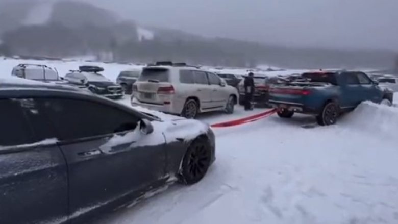 Pamjet tregojnë se si automjeti Rivian R1T i bllokuar në borë u ‘shpëtua’ nga një makinë Tesla