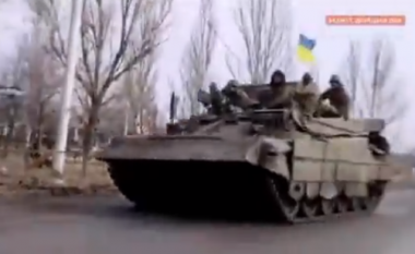 Brenda qytetit të Bakhmutit, tanket ukrainase shihen duke kontrolluar vendin