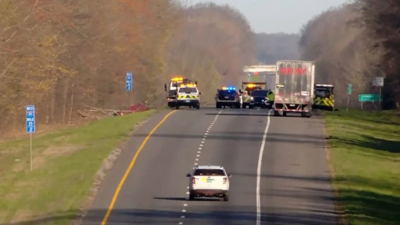 Gjashtë të vdekur, përfshirë pesë fëmijë, pas një aksidenti në një autostradë të Tennessee
