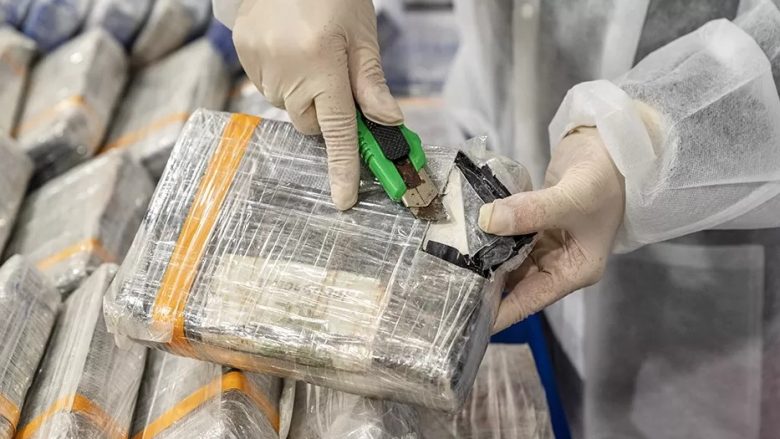 Prodhimi i kokainës në botë arrin nivele rekord, grupet kriminale ballkanike i janë afruar “qendrave të prodhimit”