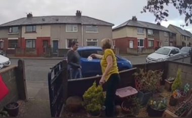 ‘Kjo ju përket juve’: Një grua e frustruar i dorëzoi qesen me jashtëqitje të qenit, fqinjit të saj në Angli