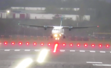 Erërat e forta, aeroplani “shkundej nga njëra anë në tjetrën” teksa po ulej në aeroportin e Birminghamit