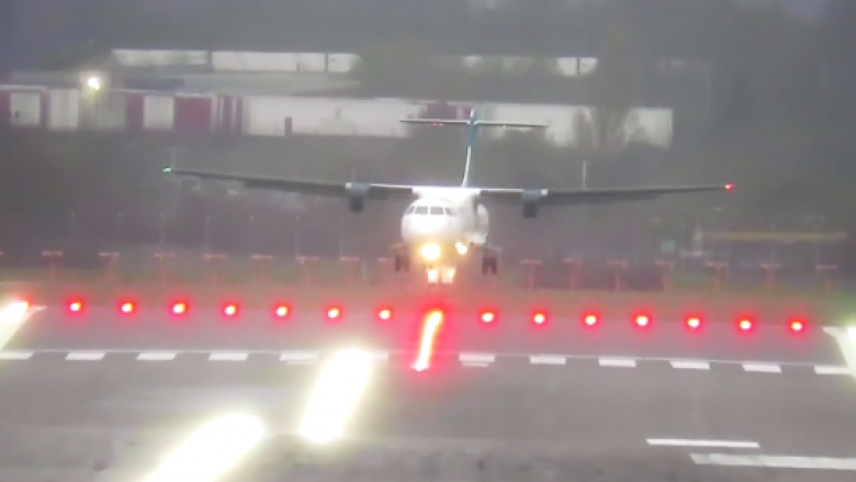 Erërat e forta, aeroplani “shkundej nga njëra anë në tjetrën” teksa po ulej në aeroportin e Birminghamit