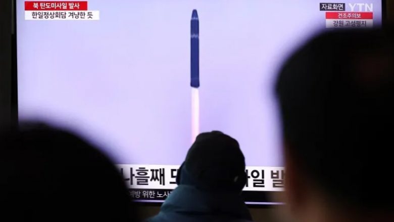 Koreja e Veriut lëshon raketë drejt detit, ndërsa vazhdojnë stërvitjet SHBA-Koreja e Jugut