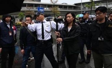 Protesta e parë pas dy vjetësh në Hong-Kong, lejohen vetëm 100 pjesëmarrës, pankartat e tyre u kontrolluan paraprakisht