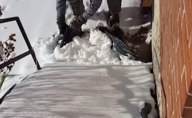 Stuhia e borës përfshiu SHBA-në, amerikani me ide briliante se si të pastrojë shkallët
