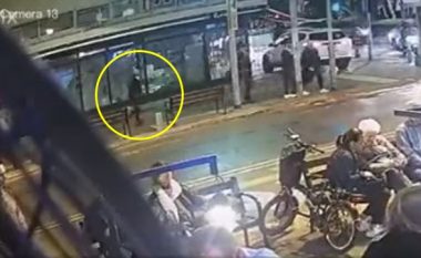 Tre të plagosur nga të shtënat me armë pranë një kafeneje në qendër të Tel Avivit – publikohet momenti i sulmit