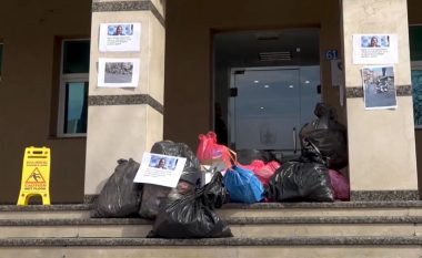 Vetëvendosje me aksion para komunës për bërllokun në Prishtinë