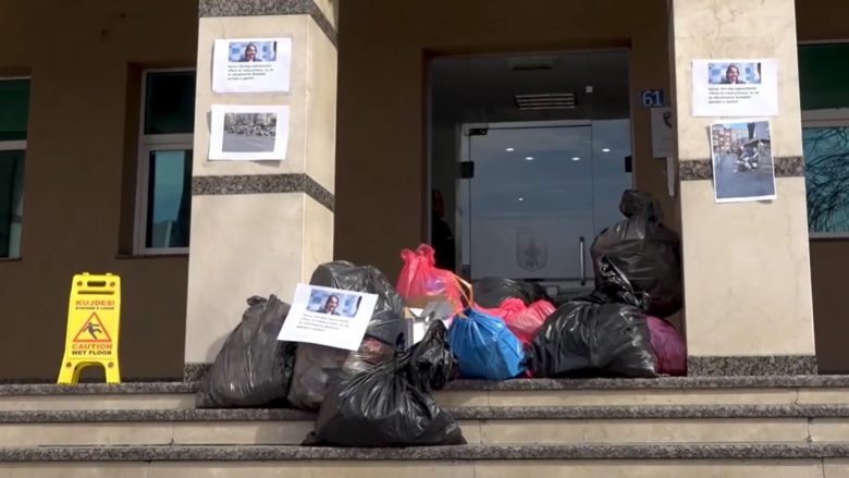Vetëvendosje me aksion para komunës për bërllokun në Prishtinë