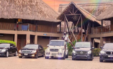 Adebayor jeton si një perandor, fansat e mahnitur nga pamjet e rezidencës luksoze dhe makinave super të shtrenjta