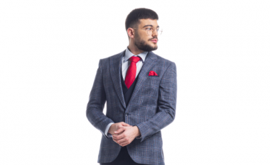 Elegant në çdo prekje – ky kostum gri kombinohet në mënyrë perfekte me kravatë të kuqe