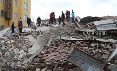Shembet një ndërtesë e dëmtuar shkaku i tërmeteve në Turqi, një person dyshohet se është nën rrënoja