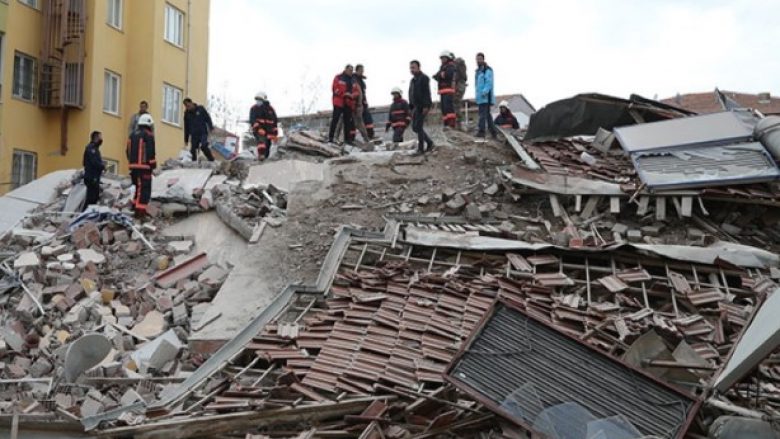 Shembet një ndërtesë e dëmtuar shkaku i tërmeteve në Turqi, një person dyshohet se është nën rrënoja