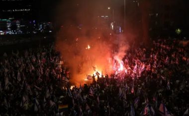 Mijëra njerëz dolën në rrugët e Izraelit për të protestuar pasi Netanyahu shkarkoi ministrin e Mbrojtjes