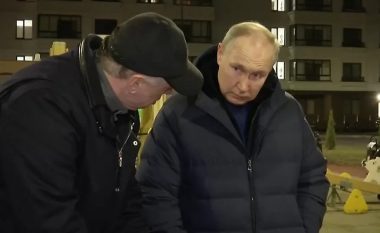 Ish-oficeri i inteligjencës britanike shpjegon “tri mesazhet” që Putini dëshiron të dërgojë me vizitën në Mariupol