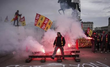 Franca përballet me ditën e 10-të të protestave, ndërsa Macron qëndron i palëkundur për reformën e pensioneve