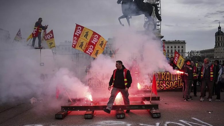 Franca përballet me ditën e 10-të të protestave, ndërsa Macron qëndron i palëkundur për reformën e pensioneve