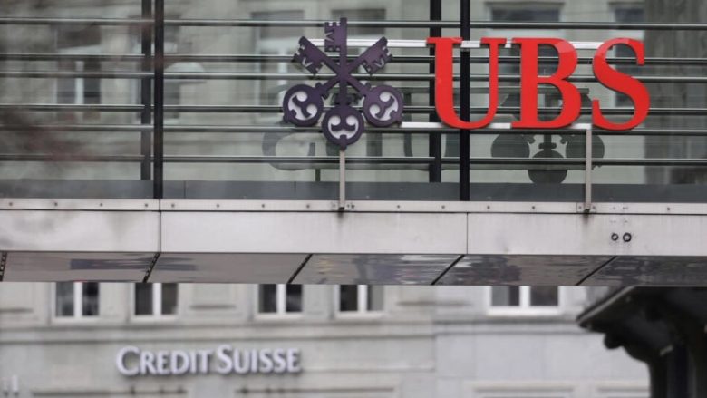 UBS pranon të blejë Credit Suisse për më shumë se 2 miliardë dollarë