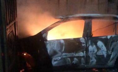 Një person me maskë ia vë zjarrin veturës së imamit në Pejë, pamje nga momenti i rastit