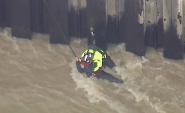 Një burrë kishte ngecur në një lumë “të fryrë” në Los Anxhelos – ekipet e shpëtimit bënë atë që dinë më së miri