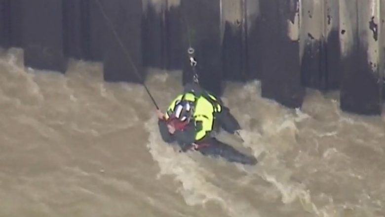 Një burrë kishte ngecur në një lumë “të fryrë” në Los Anxhelos – ekipet e shpëtimit bënë atë që dinë më së miri