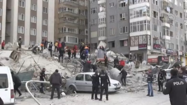 Ishte dëmtuar nga tërmetet e fuqishme një muaj më parë, një ndërtesë gjashtëkatëshe është shembur në Turqi