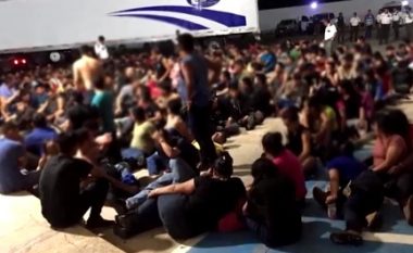 Mbi 100 fëmijë gjenden në një kamion të braktisur në Meksikë