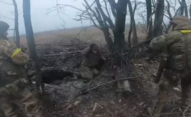 Lufta në llogore: Ushtarët ukrainas sulmojnë një pozicion rus me armë automatike dhe granatë – në fund detyrojnë dy ushtarë të Putinit të dorëzohen