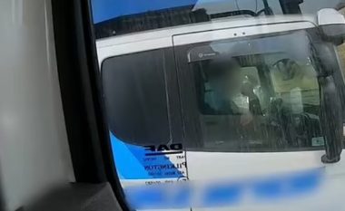 Shoferi kapet duke përdorur vetëm bërrylin derisa voziste kamionin nëpër një autostradë në Angli – deshi të bënte “një mashtrim”, por ishte vonë!