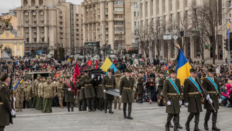 I jepet lamtumira Heroit të Ukrainës, komandantit të njohur ushtarak me nofkën “Da Vinci” që vdiq në Bakhmut, mijëra njerëz bënë nderimet e tyre