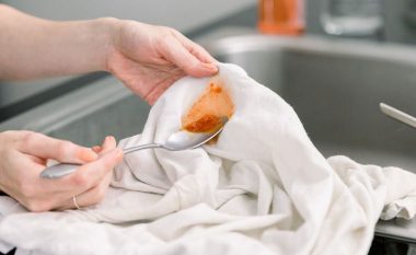 Si t’i hiqni njollat e domates nga rrobat: Është më e lehtë nga sa mendoni