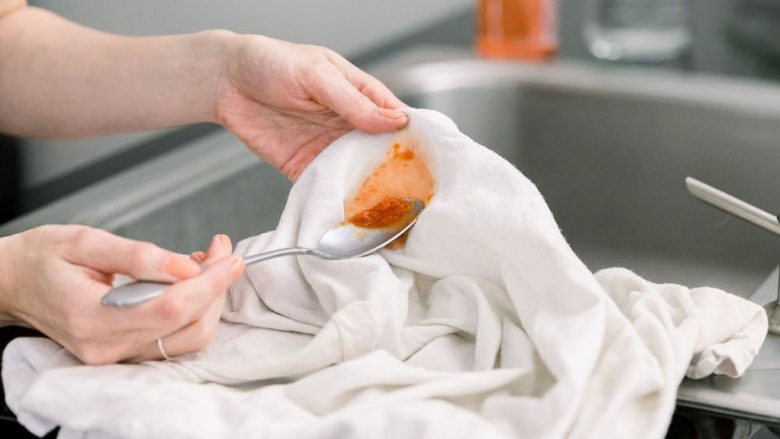 Si t’i hiqni njollat e domates nga rrobat: Është më e lehtë nga sa mendoni
