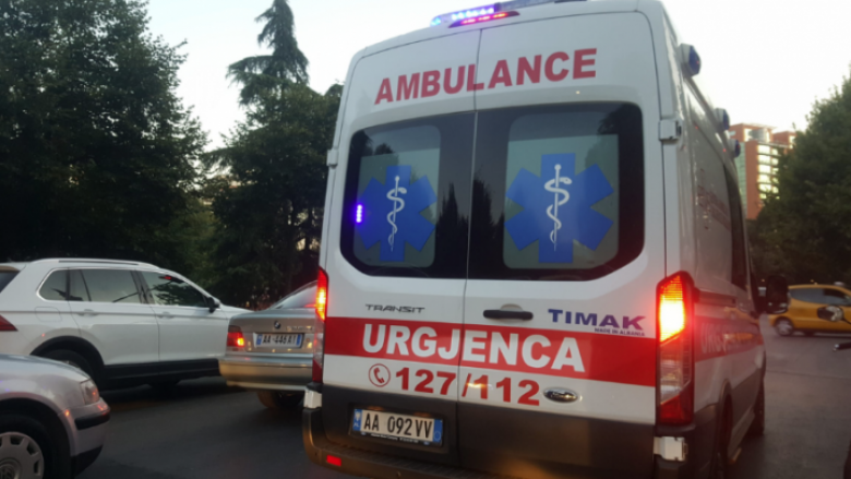 U hodh nga kati i pestë, përfundon në spital 62-vjeçarja në Vlorë