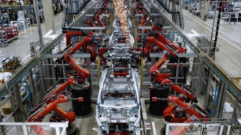 Tesla arrin prodhimin e 5,000 veturave elektrike në javë në fabrikën Giga Berlin
