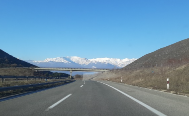 Goditi me makinë ariun në autostradën Tetovë – Shkup, shoferi përfundon në spital