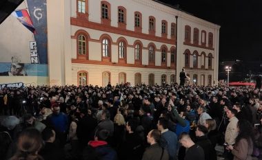 Serbët protestojnë në Beograd kundër Propozimit të BE-së, fyejnë presidentin Vuçiq dhe shqiptarët e Kosovës