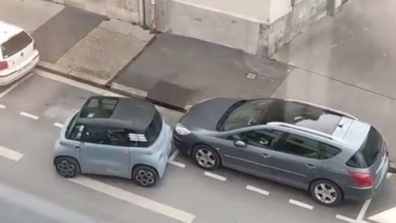 Shikoni se si një shofer bën ‘tentimin më të keq’ për ta parkuar makinën e tij, është edhe më qesharake duke parë madhësinë e automjetit