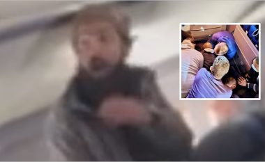 Një pasagjer kërcënoi me ‘vrasje masive’, përpara se të përpiqej të hapte derën për dalje emergjente derisa aeroplani po fluturonte nga Los Angelos në Boston