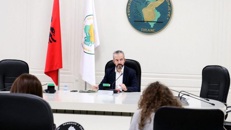 Zgjedhjet vendore në Shqipëri, KQZ urdhëron heqjen e posterave që nuk janë në përputhje me ligjin