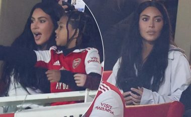 Kim Kardashian mori vëmendje nga tribunat e stadiumit Emirates gjatë ndeshjes së Arsenalit me Sportingun
