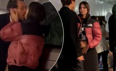 Një lidhje e re dashurie – Harry Styles dhe Emily Ratajkowski shfaqen duke shkëmbyer puthje pasiononte rrugëve të Tokios