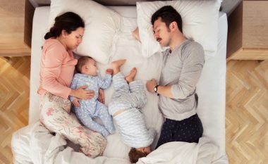Prindërit që flenë bashkë me foshnjat duhet të këshillohen për ‘sindromën e vdekjes së papritur’
