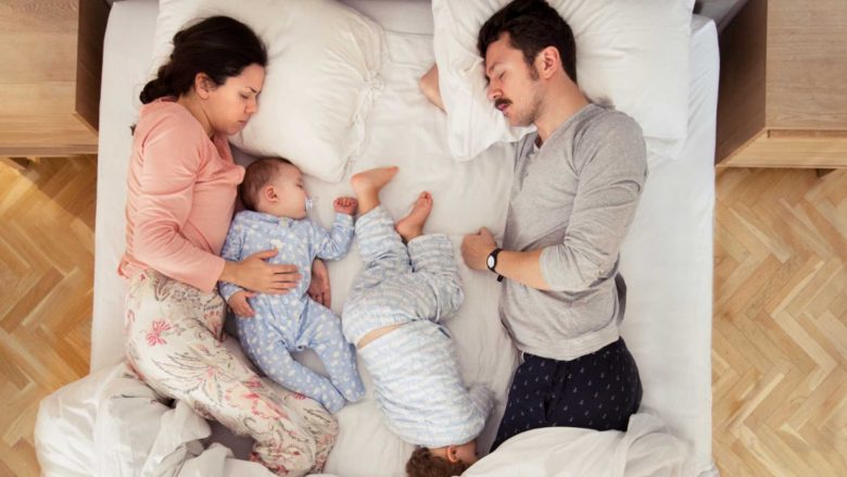 Prindërit që flenë bashkë me foshnjat duhet të këshillohen për ‘sindromën e vdekjes së papritur’