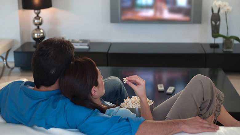 Shikimi i filmave dhe serialeve me partnerin e përmirëson marrëdhënien tuaj? Ja çfarë thonë hulumtimet