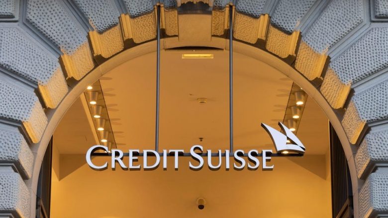 Dhjetëra mijë vende pune në rrezik pas blerjes së bankës Credit Suisse nga rivali UBS