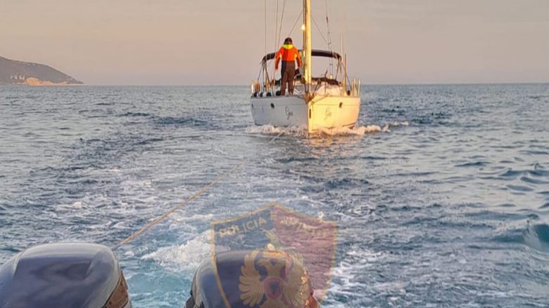 Kishin ngelur në mes të detit me anije në Vlorë, policia iu vjen në ndihmë tre shtetasve të huaj